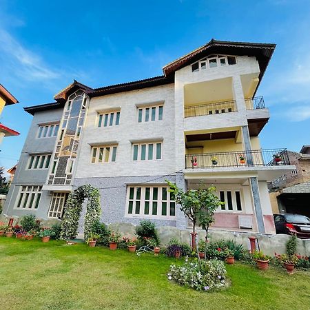 The Khayabaan - Luxurious Home Stay Away From Home Srīnagar Zewnętrze zdjęcie