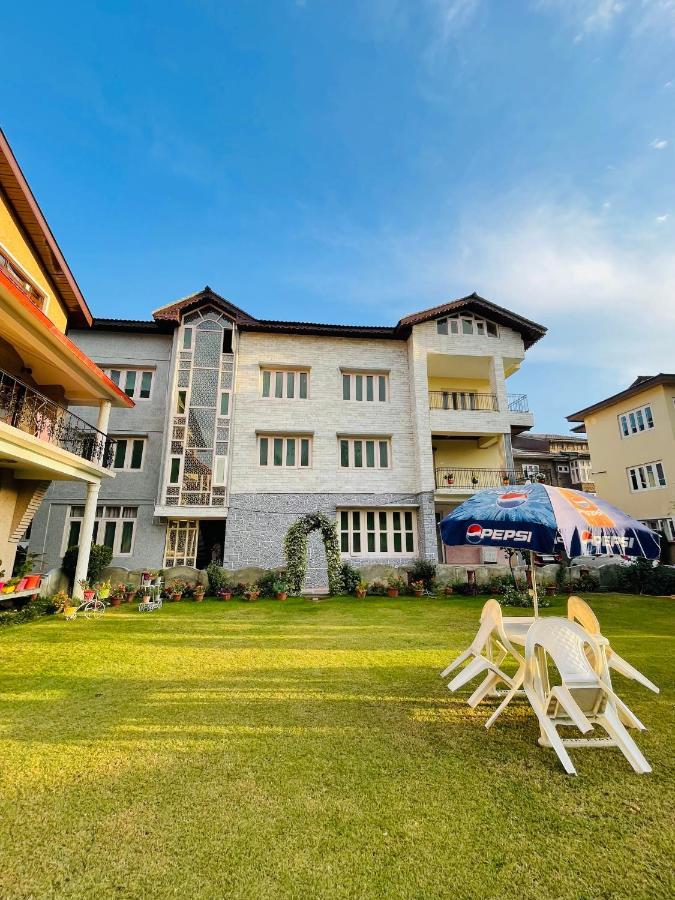The Khayabaan - Luxurious Home Stay Away From Home Srīnagar Zewnętrze zdjęcie