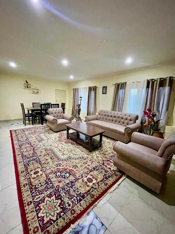 The Khayabaan - Luxurious Home Stay Away From Home Srīnagar Zewnętrze zdjęcie