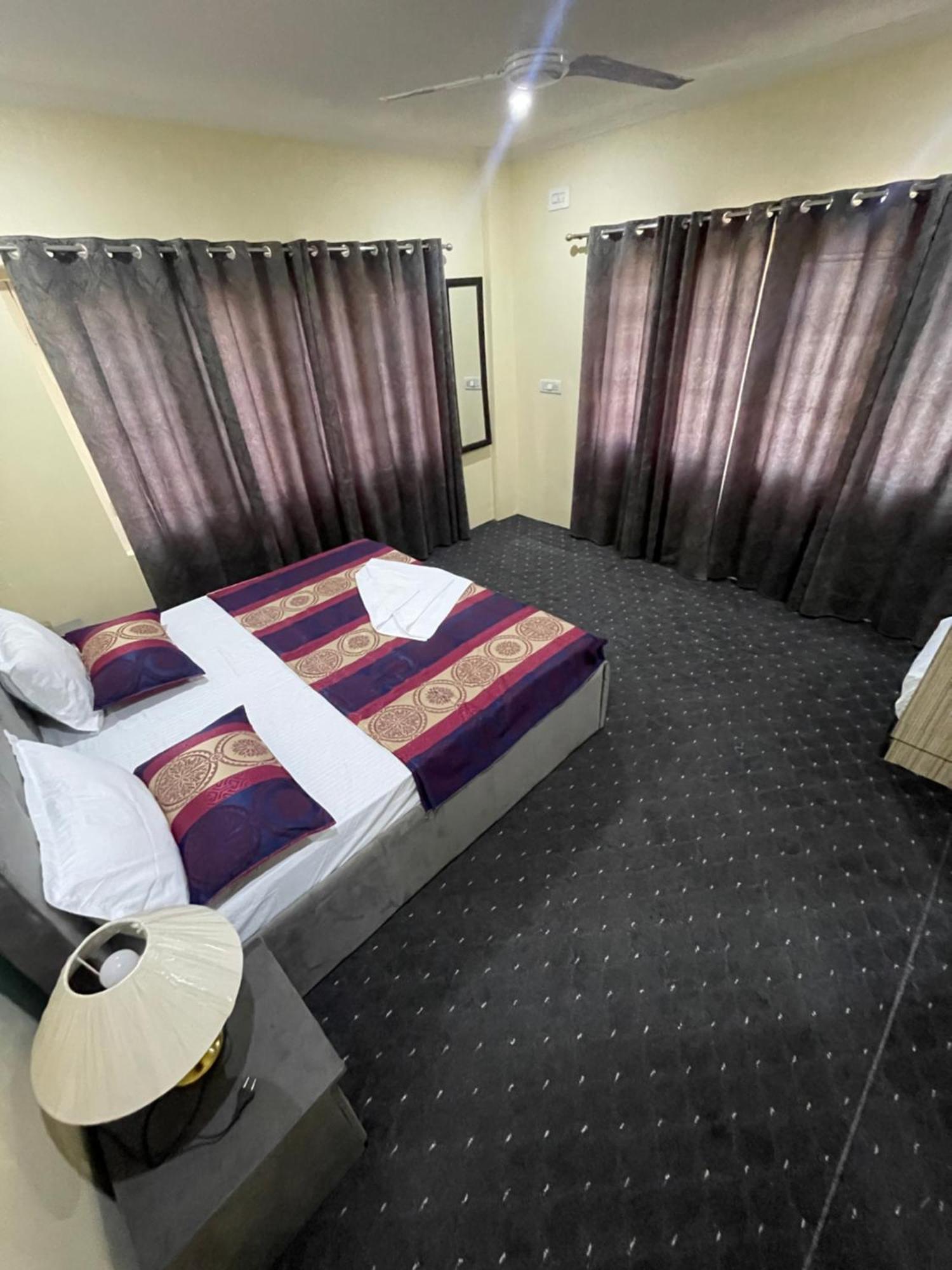 The Khayabaan - Luxurious Home Stay Away From Home Srīnagar Zewnętrze zdjęcie