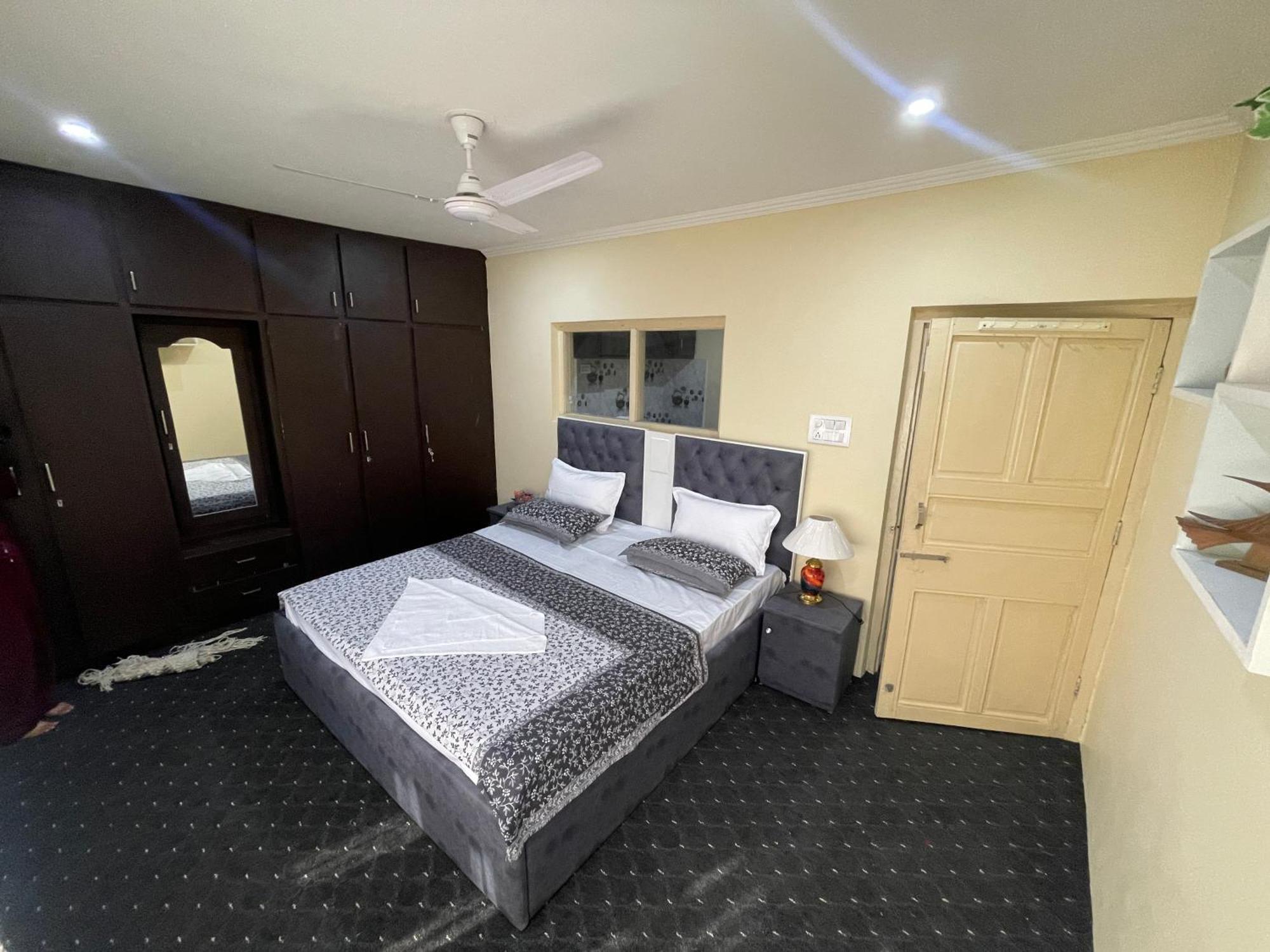 The Khayabaan - Luxurious Home Stay Away From Home Srīnagar Zewnętrze zdjęcie