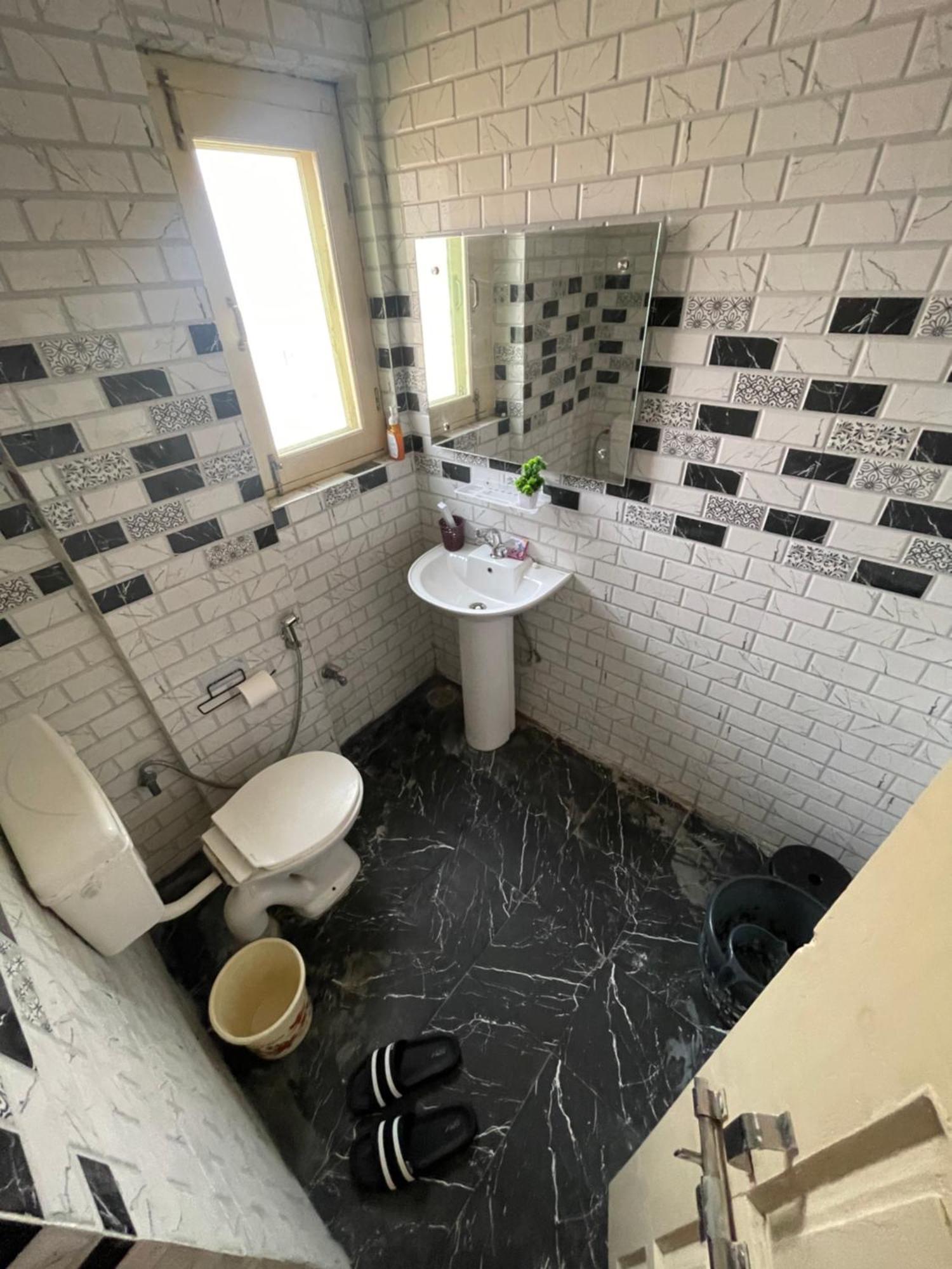 The Khayabaan - Luxurious Home Stay Away From Home Srīnagar Zewnętrze zdjęcie