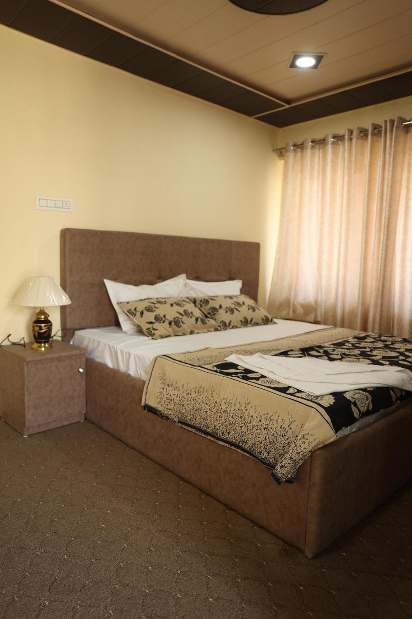 The Khayabaan - Luxurious Home Stay Away From Home Srīnagar Zewnętrze zdjęcie