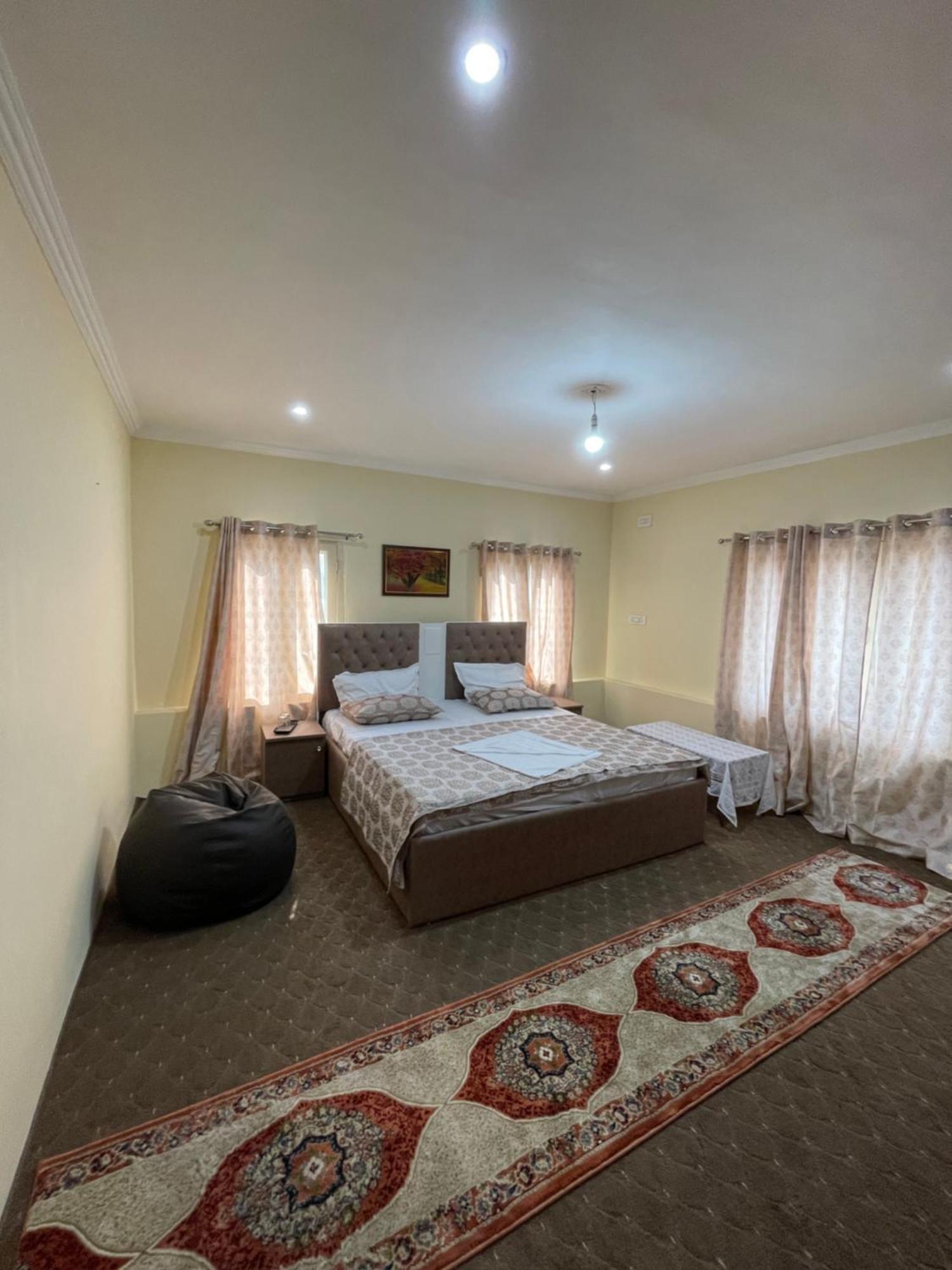 The Khayabaan - Luxurious Home Stay Away From Home Srīnagar Zewnętrze zdjęcie