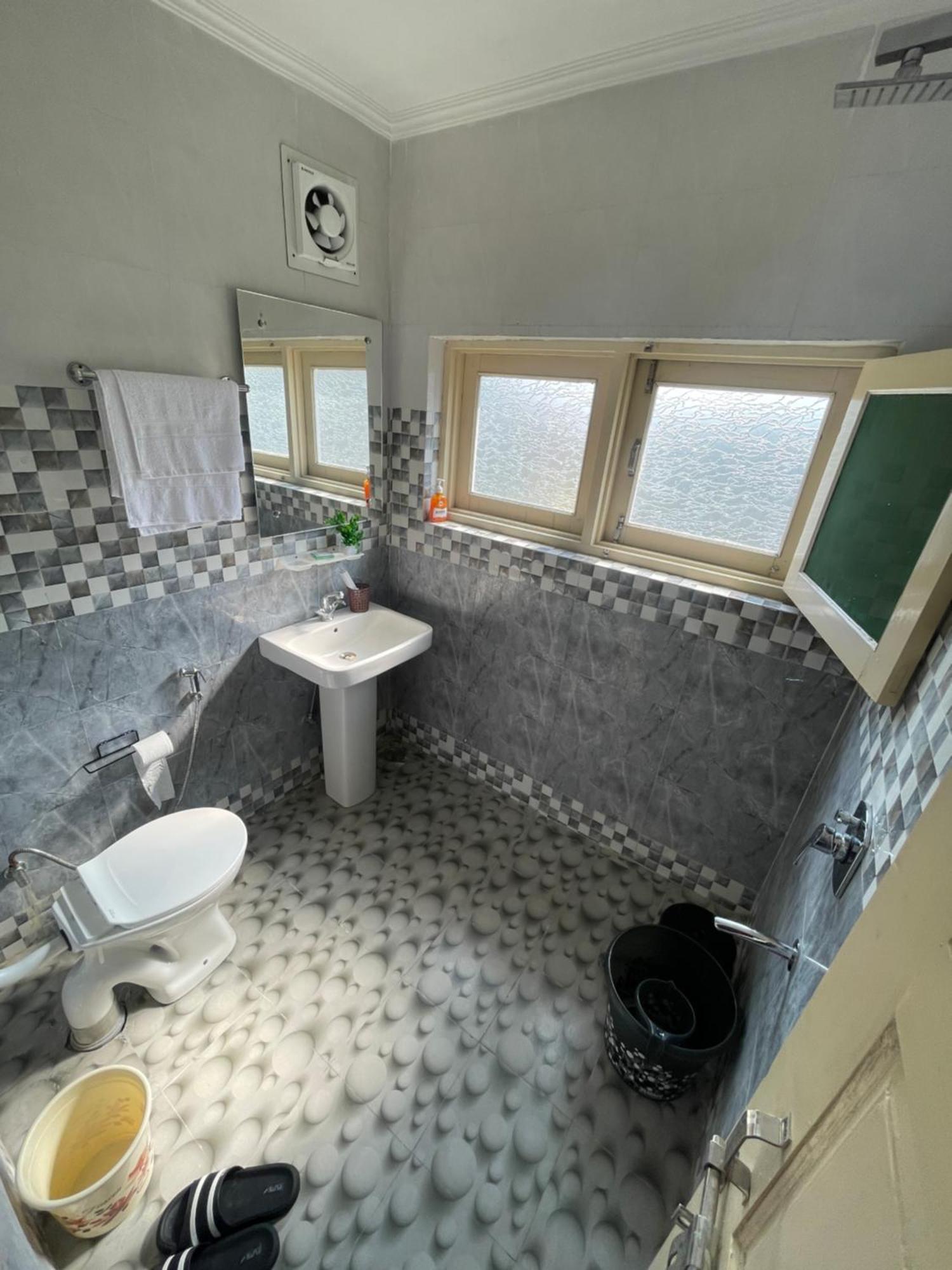 The Khayabaan - Luxurious Home Stay Away From Home Srīnagar Zewnętrze zdjęcie