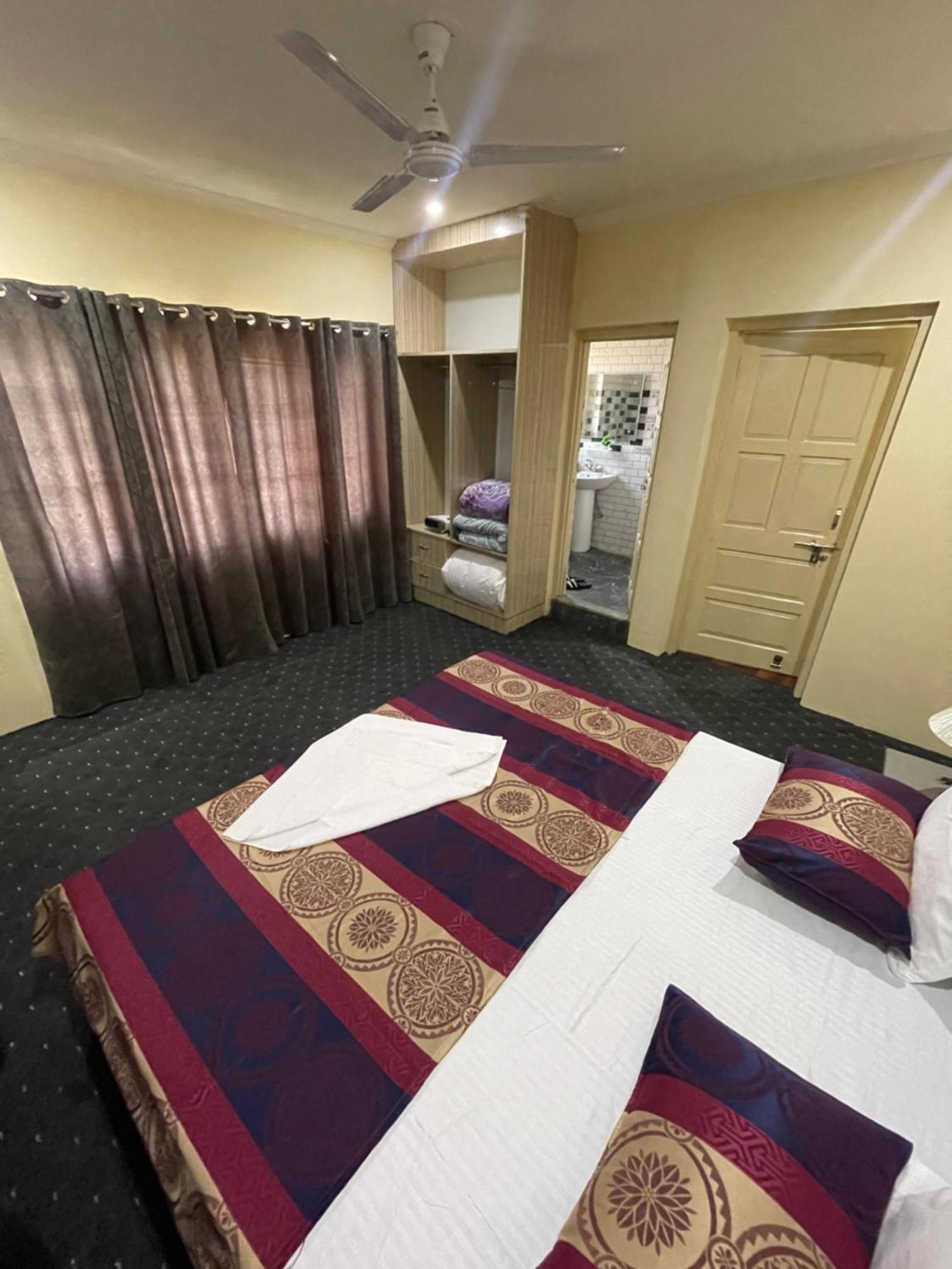 The Khayabaan - Luxurious Home Stay Away From Home Srīnagar Zewnętrze zdjęcie