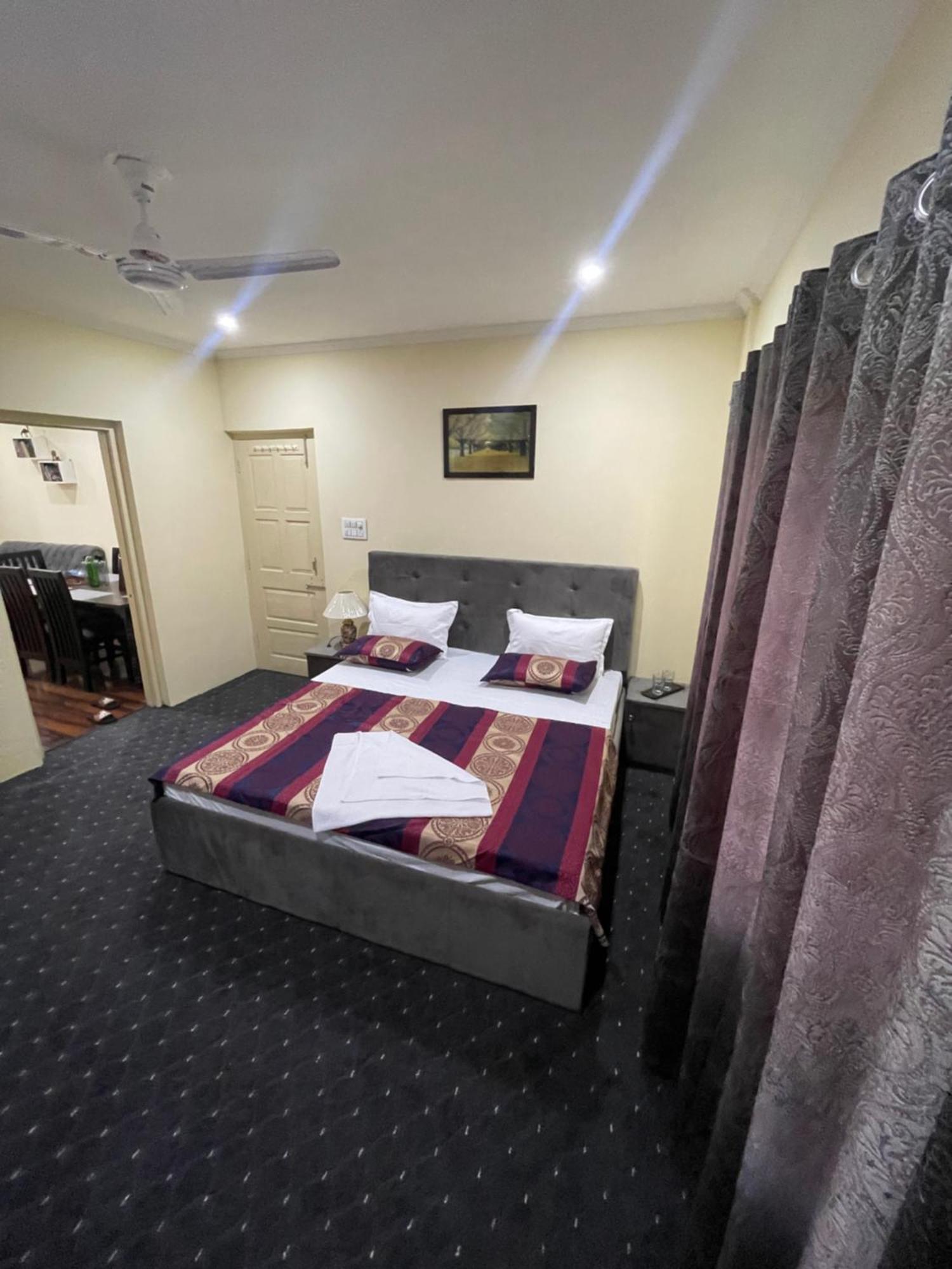 The Khayabaan - Luxurious Home Stay Away From Home Srīnagar Zewnętrze zdjęcie