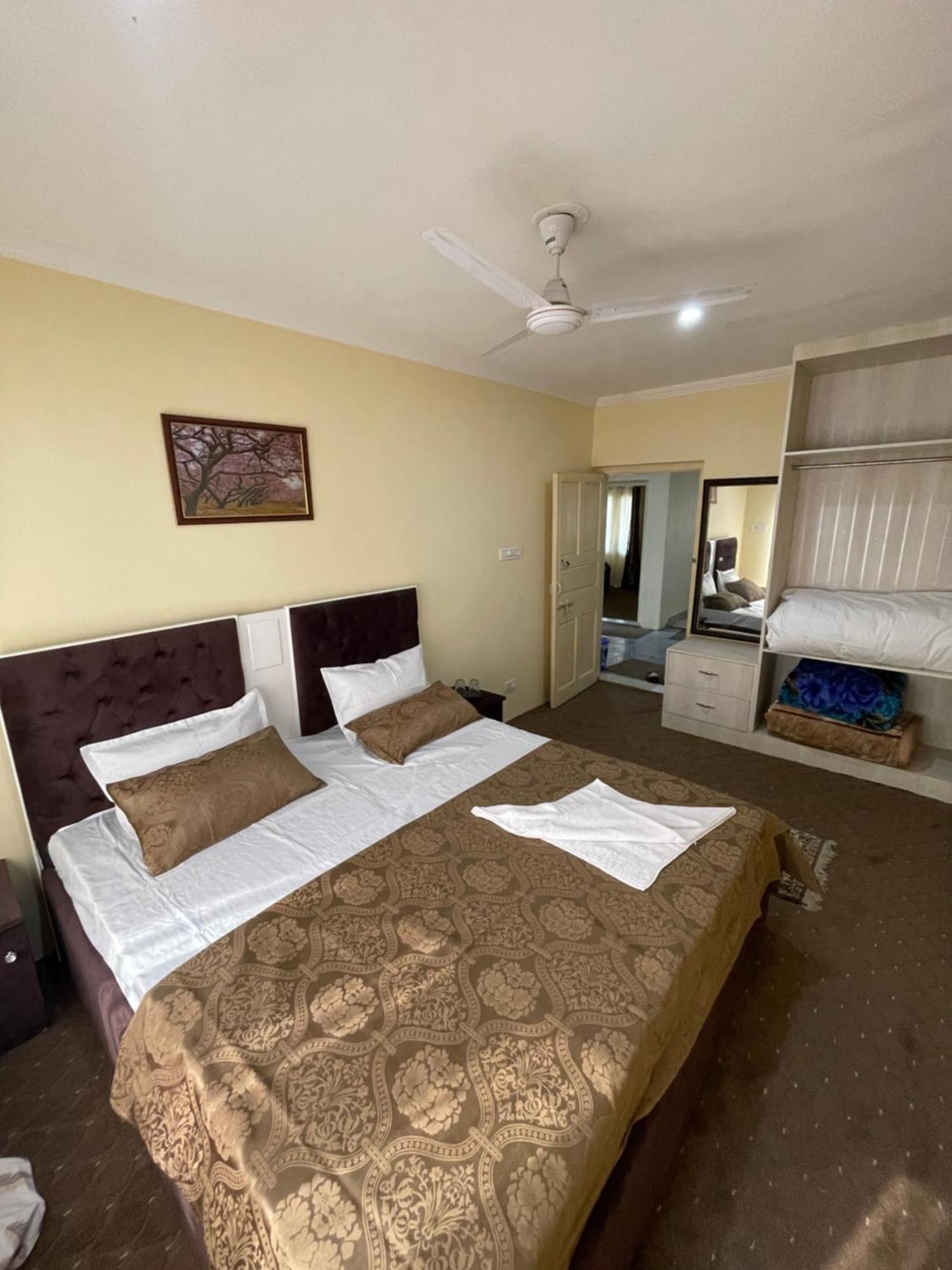 The Khayabaan - Luxurious Home Stay Away From Home Srīnagar Zewnętrze zdjęcie