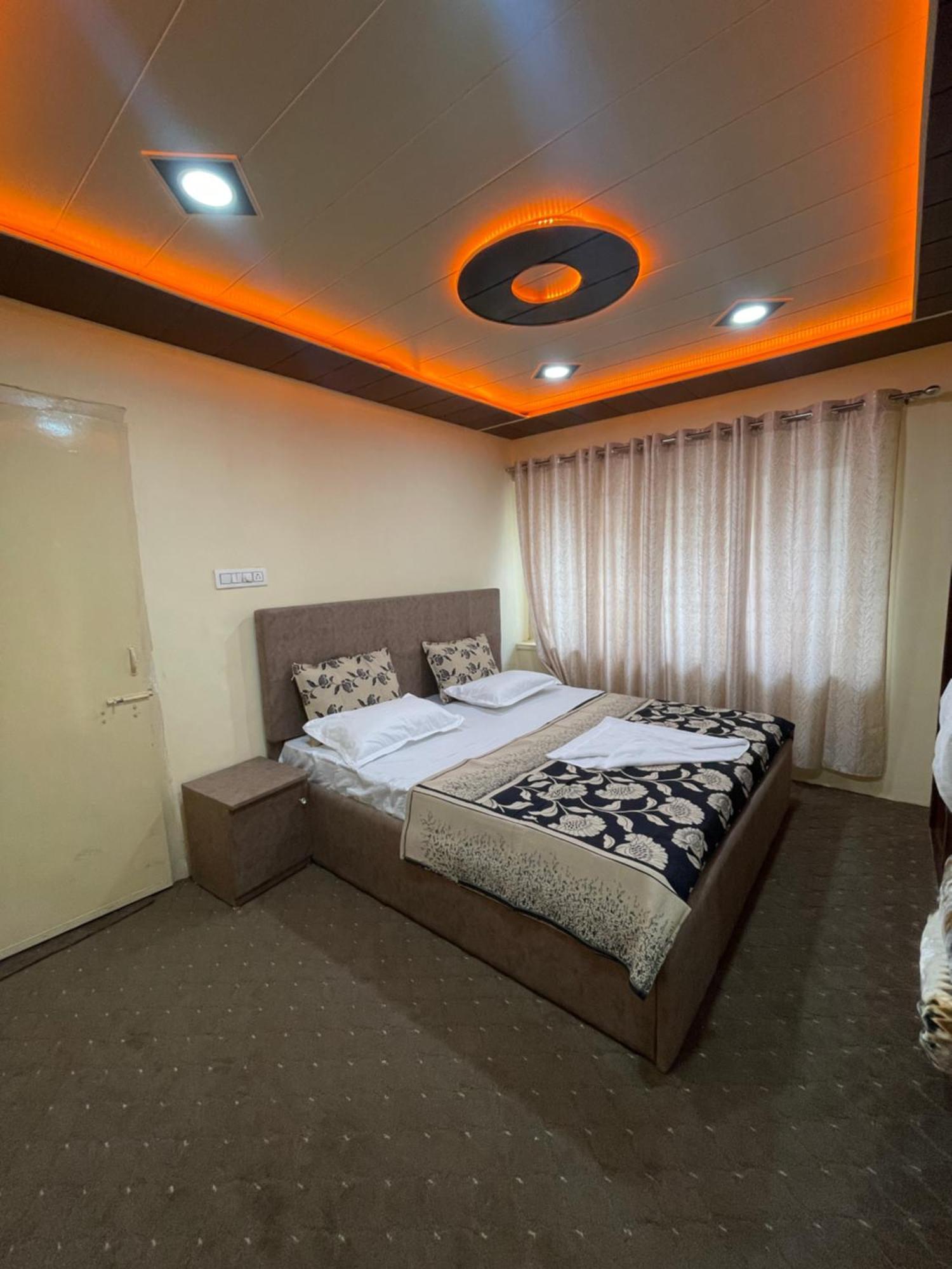 The Khayabaan - Luxurious Home Stay Away From Home Srīnagar Zewnętrze zdjęcie