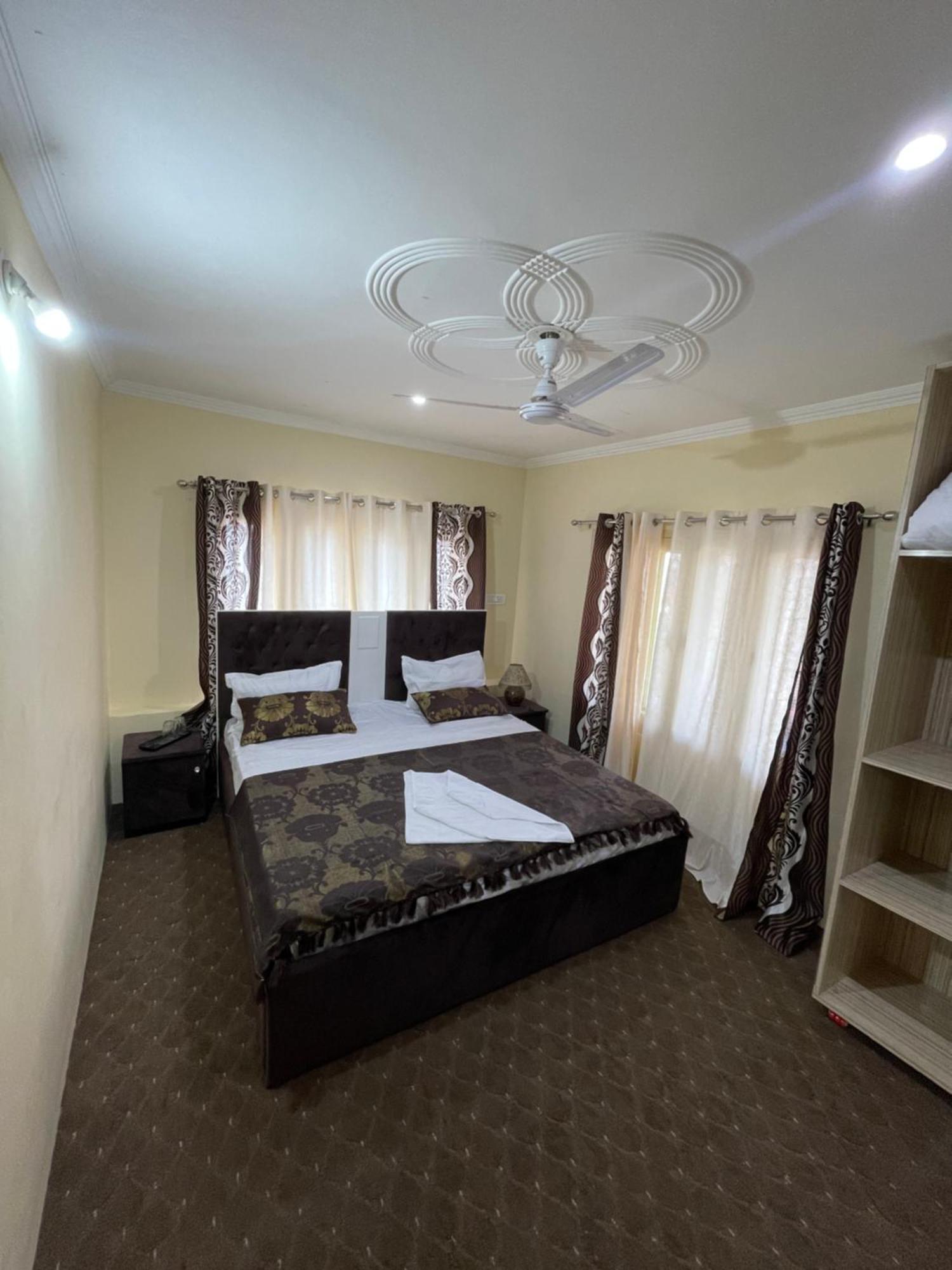 The Khayabaan - Luxurious Home Stay Away From Home Srīnagar Zewnętrze zdjęcie