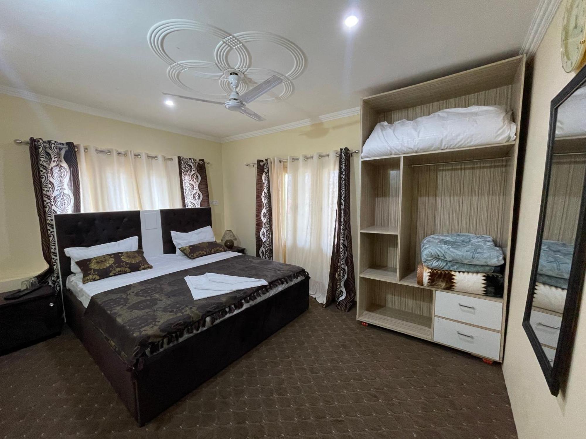 The Khayabaan - Luxurious Home Stay Away From Home Srīnagar Zewnętrze zdjęcie
