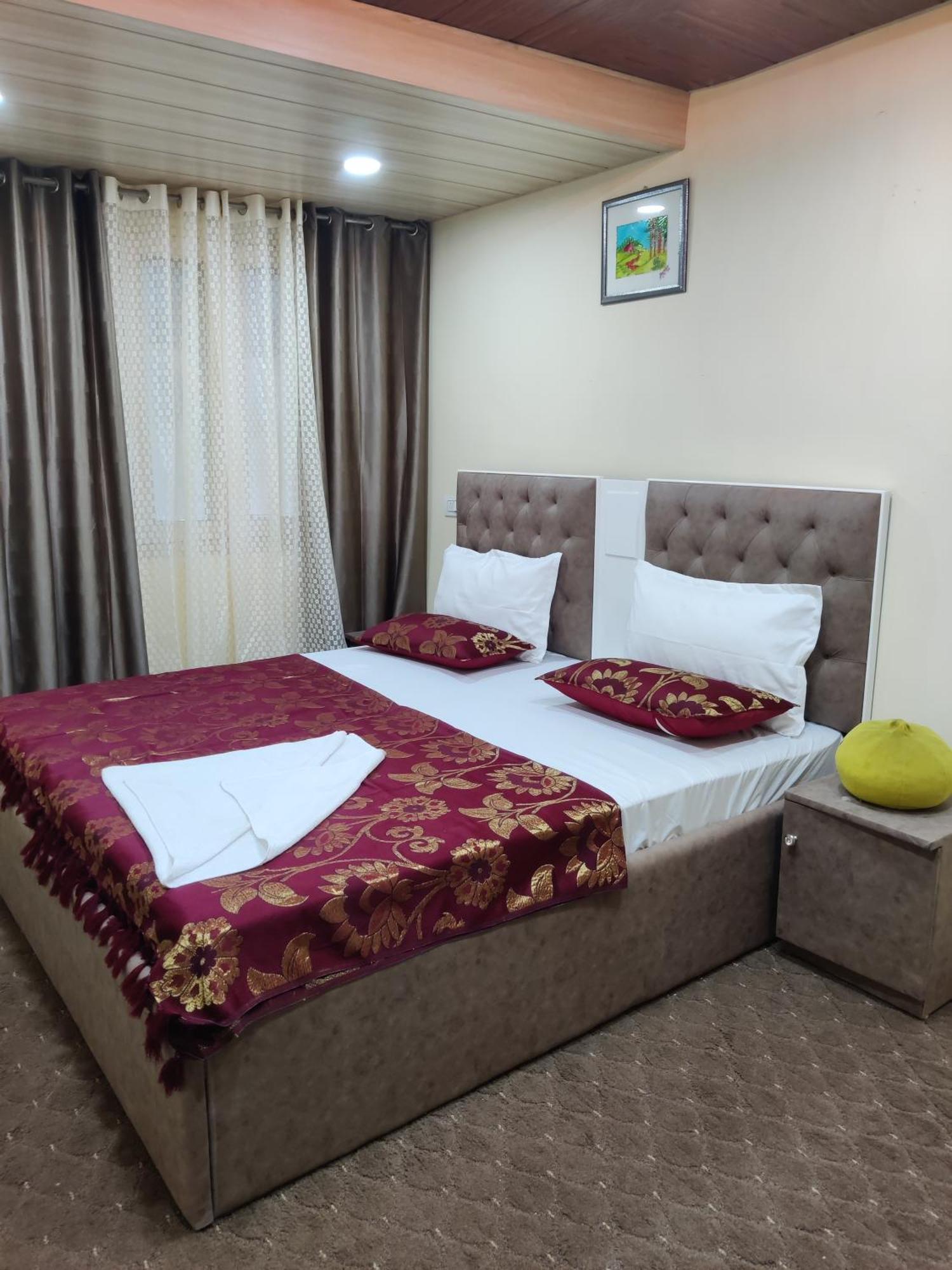 The Khayabaan - Luxurious Home Stay Away From Home Srīnagar Zewnętrze zdjęcie