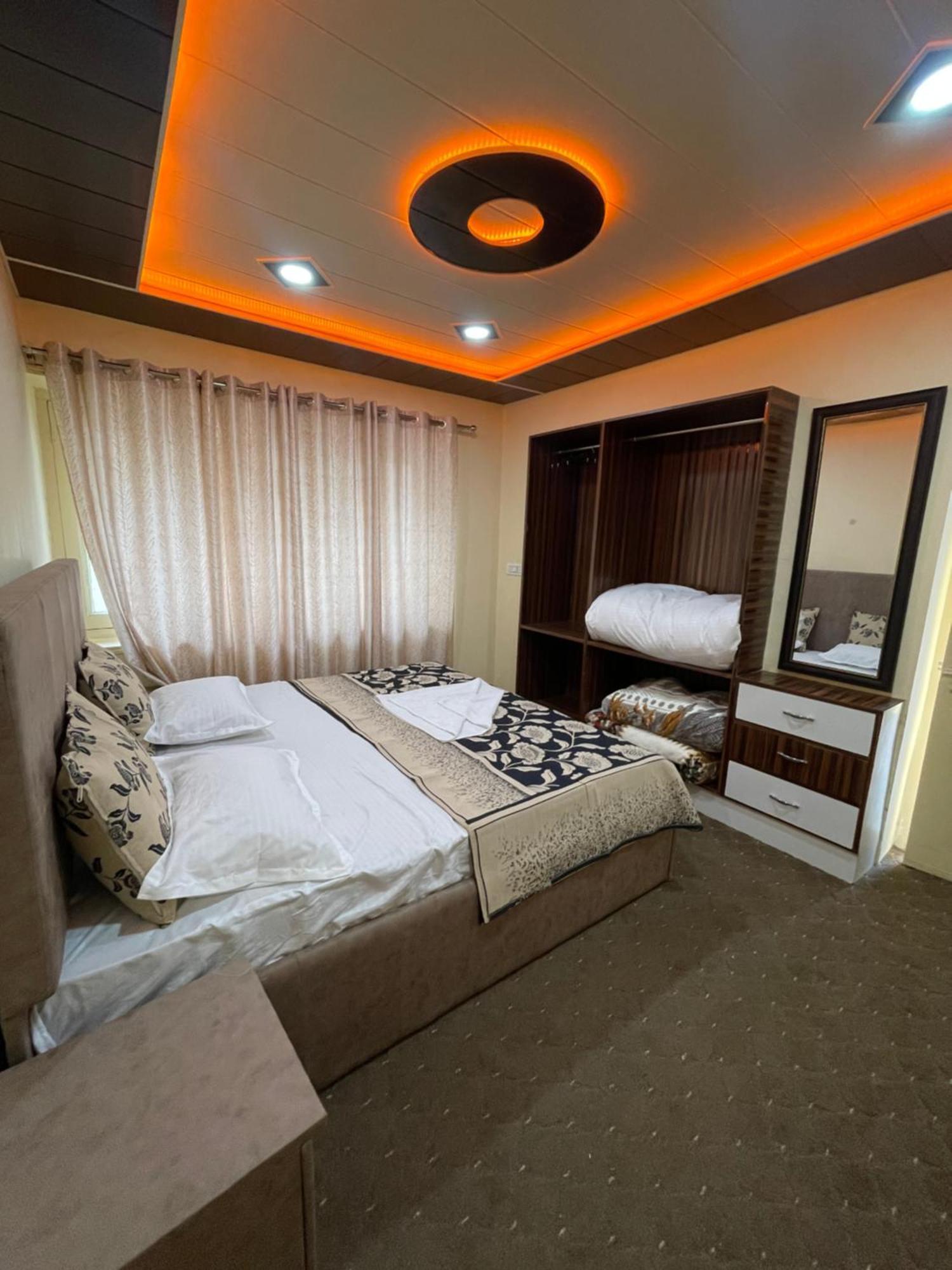 The Khayabaan - Luxurious Home Stay Away From Home Srīnagar Zewnętrze zdjęcie