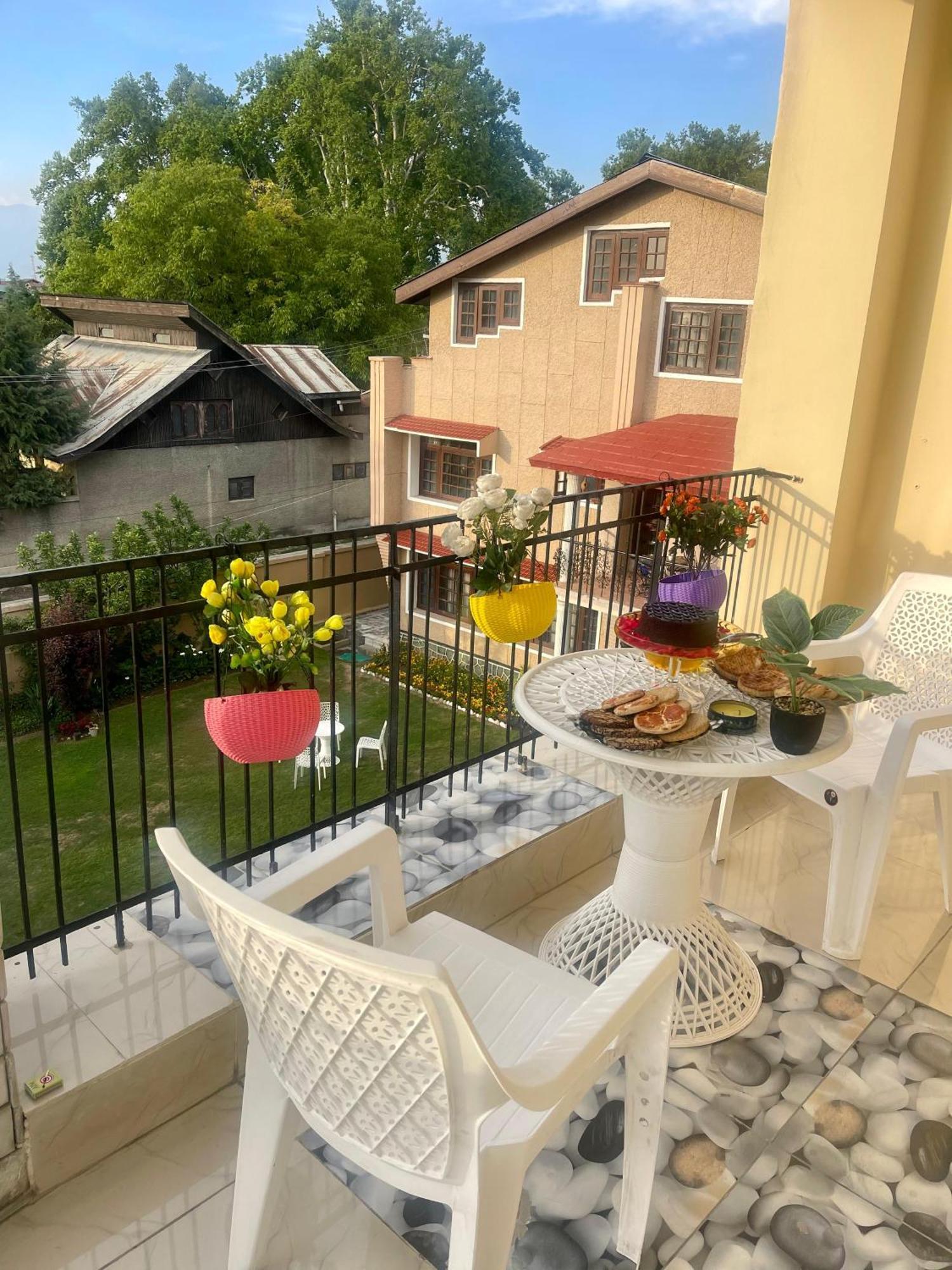 The Khayabaan - Luxurious Home Stay Away From Home Srīnagar Zewnętrze zdjęcie