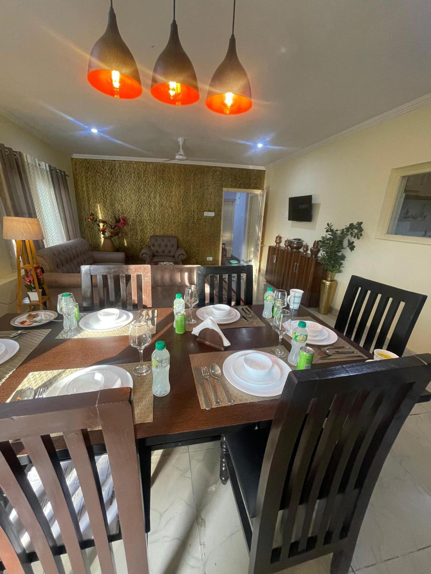 The Khayabaan - Luxurious Home Stay Away From Home Srīnagar Zewnętrze zdjęcie