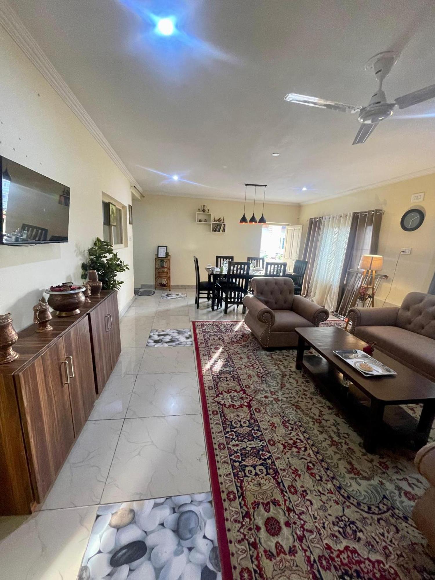 The Khayabaan - Luxurious Home Stay Away From Home Srīnagar Zewnętrze zdjęcie