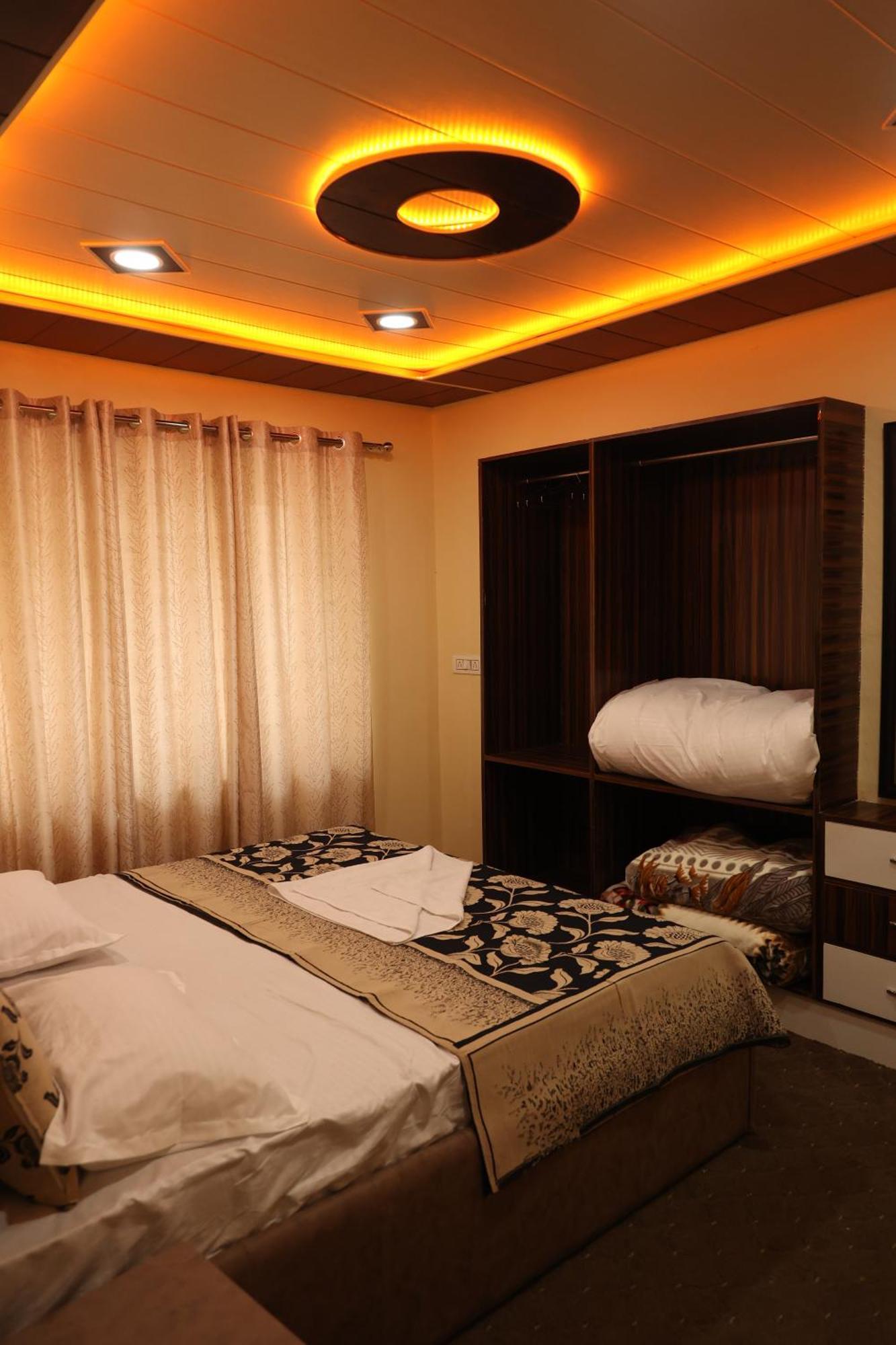 The Khayabaan - Luxurious Home Stay Away From Home Srīnagar Zewnętrze zdjęcie