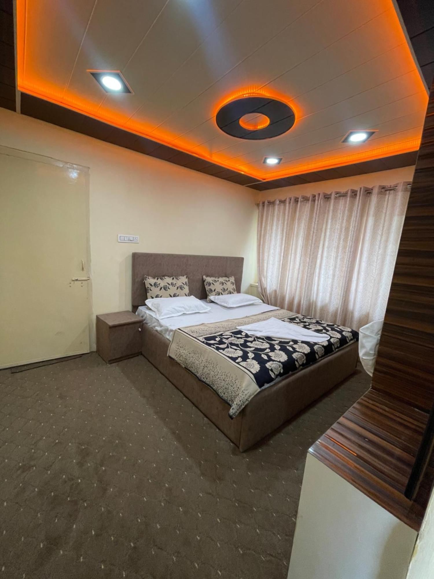 The Khayabaan - Luxurious Home Stay Away From Home Srīnagar Pokój zdjęcie